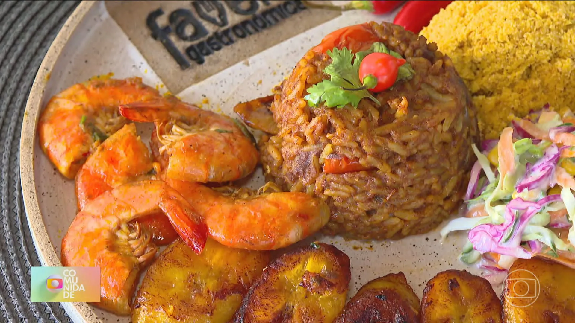 Pessoas em um festival de comida ao ar livre, com barracas de chefs de favelas e pratos coloridos, no evento Favela Gastronômica.