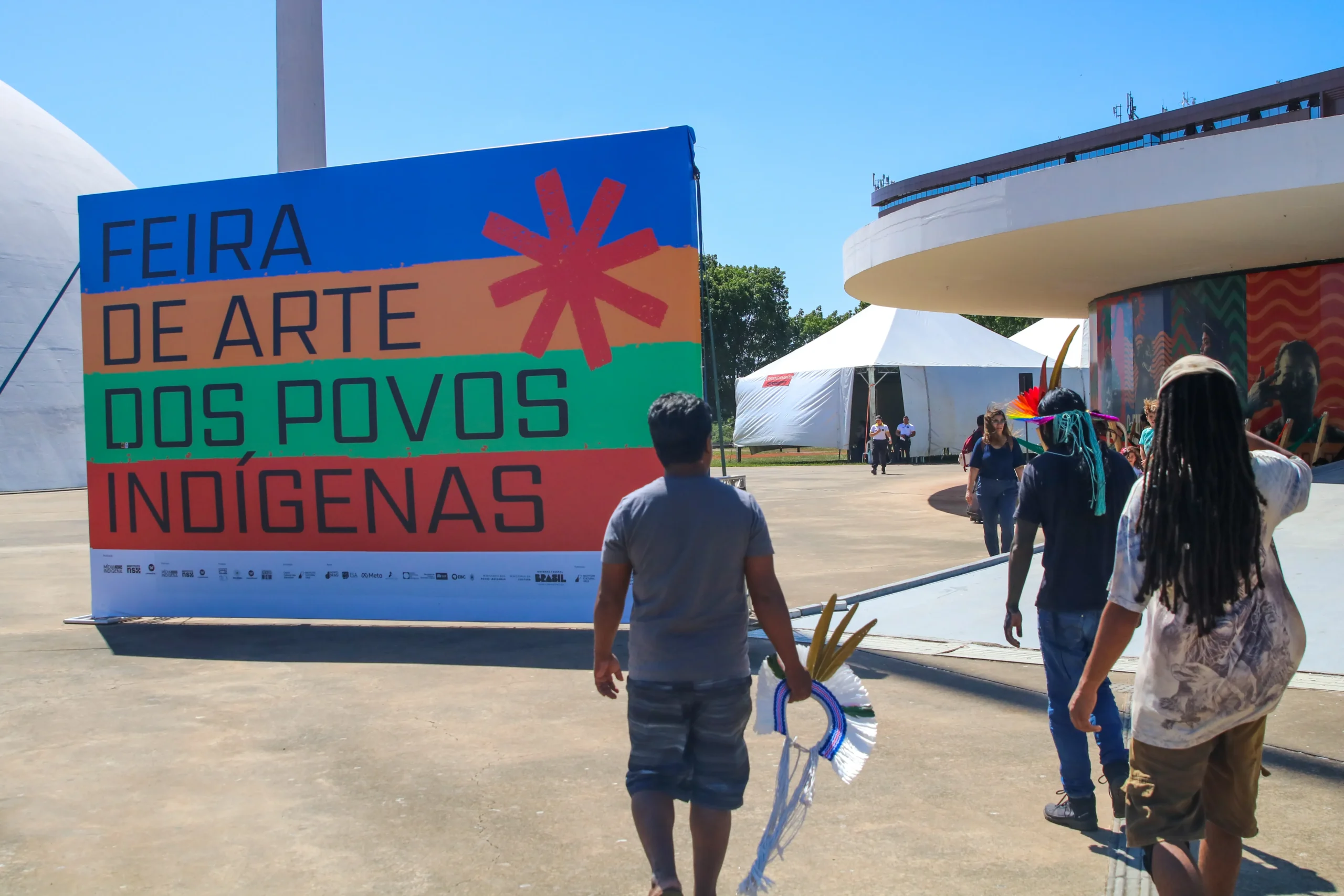 Expositores de arte indígena no Ibirapuera