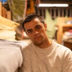 Felipe Simas, ator brasileiro, refletindo sobre sua fé e atuação