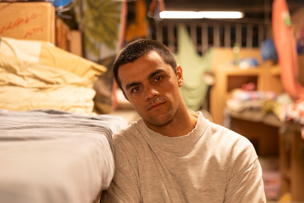 Felipe Simas, ator brasileiro, refletindo sobre sua fé e atuação