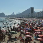 Banhistas na Praia de Copacabana no Feriadão no Rio