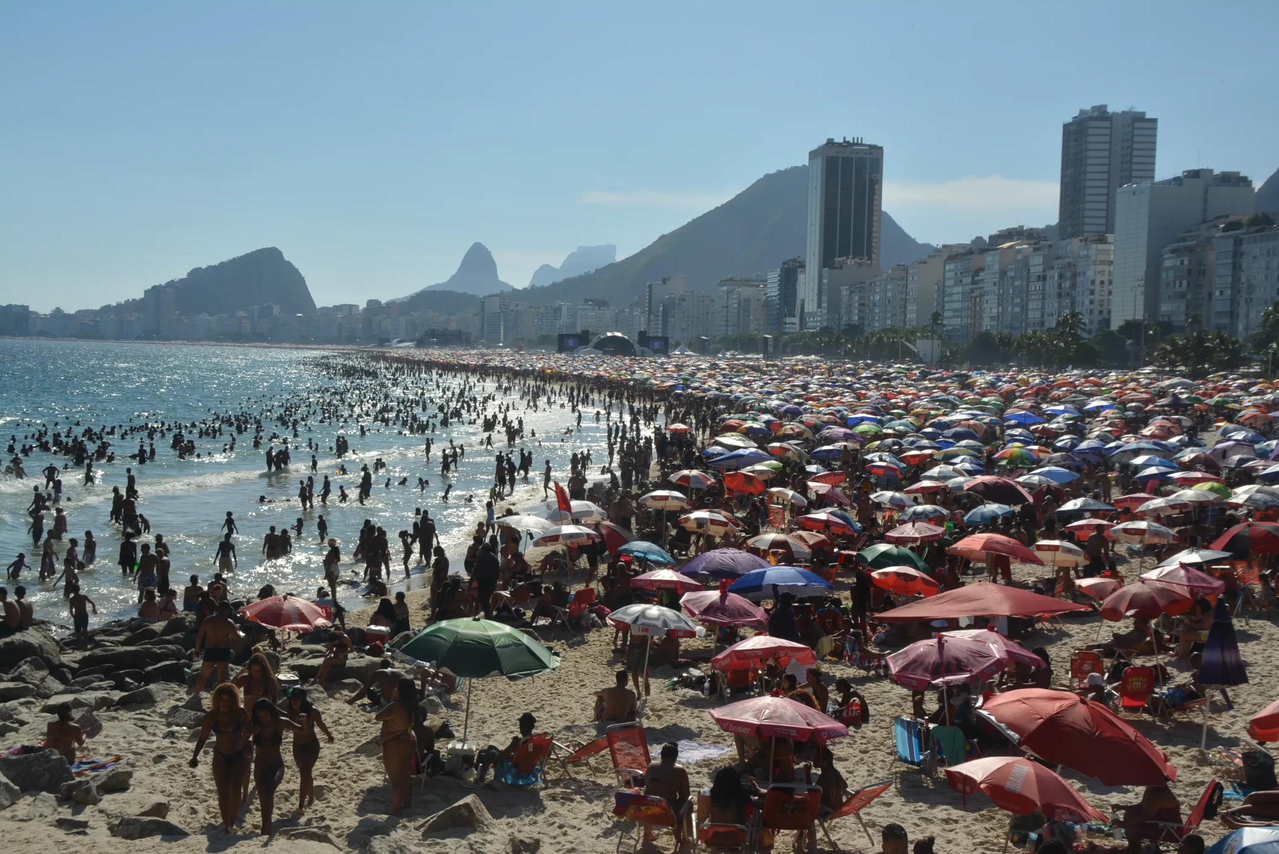 Banhistas na Praia de Copacabana no Feriadão no Rio