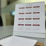 Calendário de abril de 2026 com o dia 21 (Tiradentes) e 20 marcados para folga prolongada.