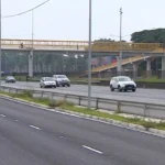 Carros na rodovia com trânsito intenso no feriado de Tiradentes, Vale do Paraíba