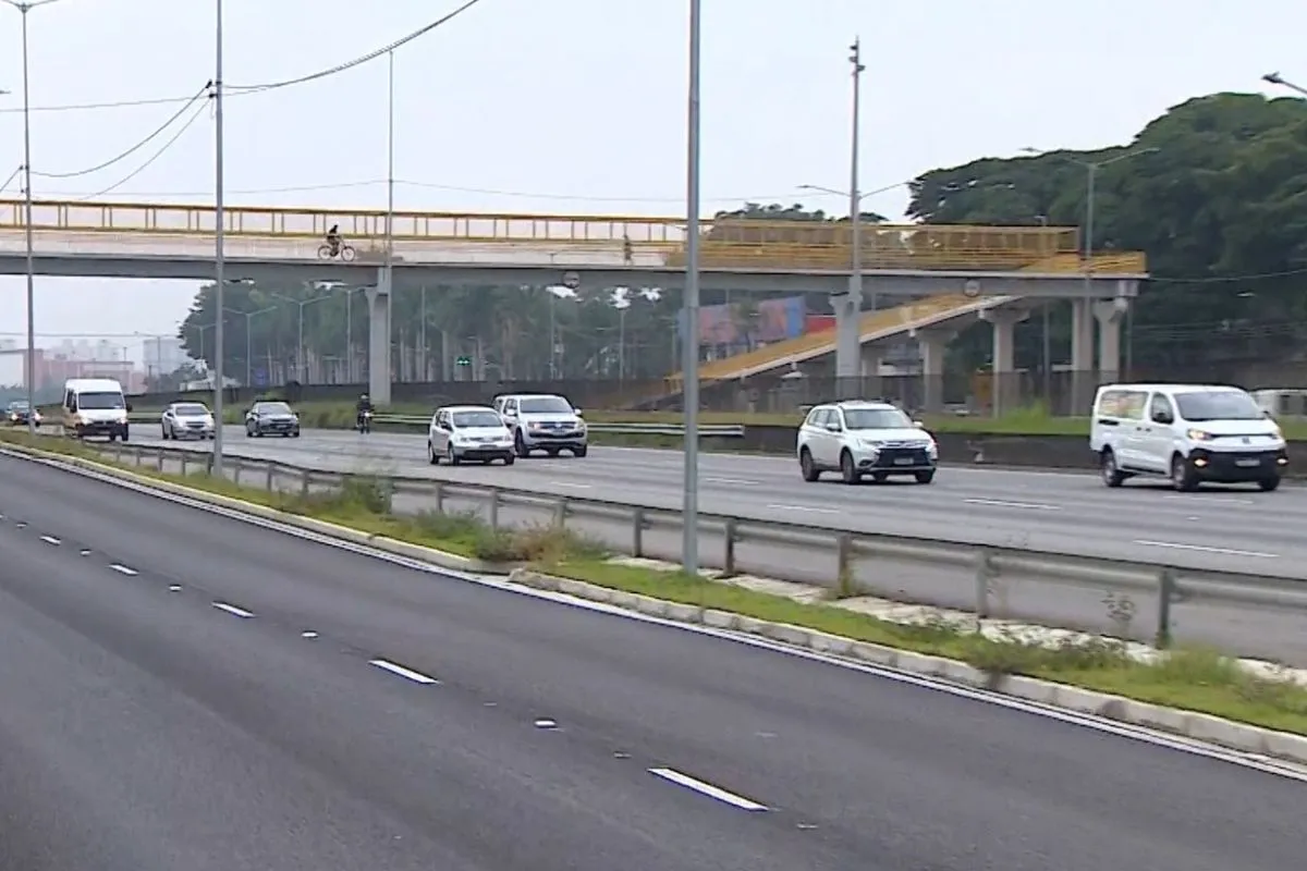 Carros na rodovia com trânsito intenso no feriado de Tiradentes, Vale do Paraíba