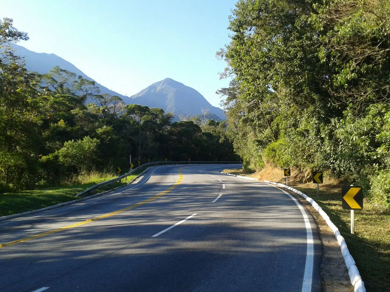 Carros em fila na RJ-116 no feriado de Tiradentes