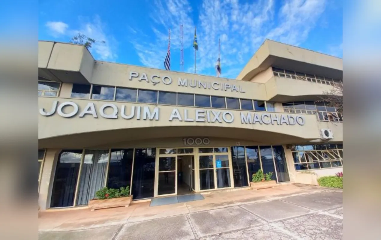 Cidade de Itapetininga e Tatuí durante o Feriado de Tiradentes, mostrando comércios e serviços