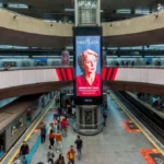 Rua da cidade de São Paulo com transporte público e pessoas durante o Feriado de Tiradentes