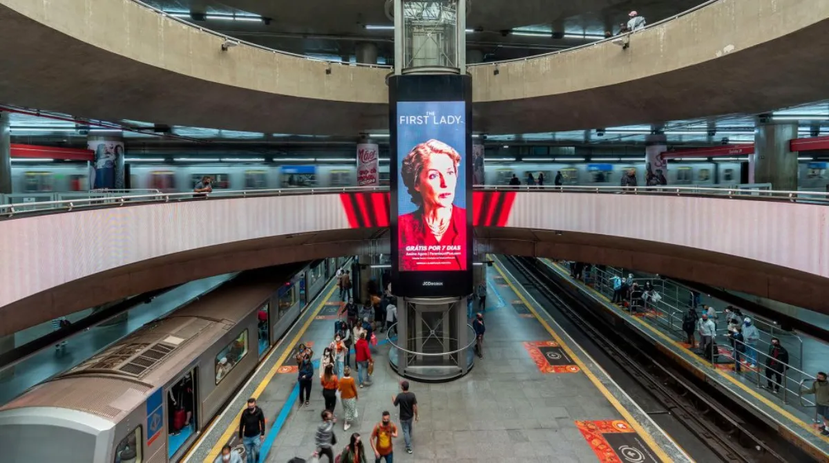 Rua da cidade de São Paulo com transporte público e pessoas durante o Feriado de Tiradentes