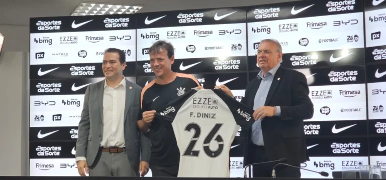 Fernando Diniz, novo técnico do Corinthians, em sua apresentação no CT.