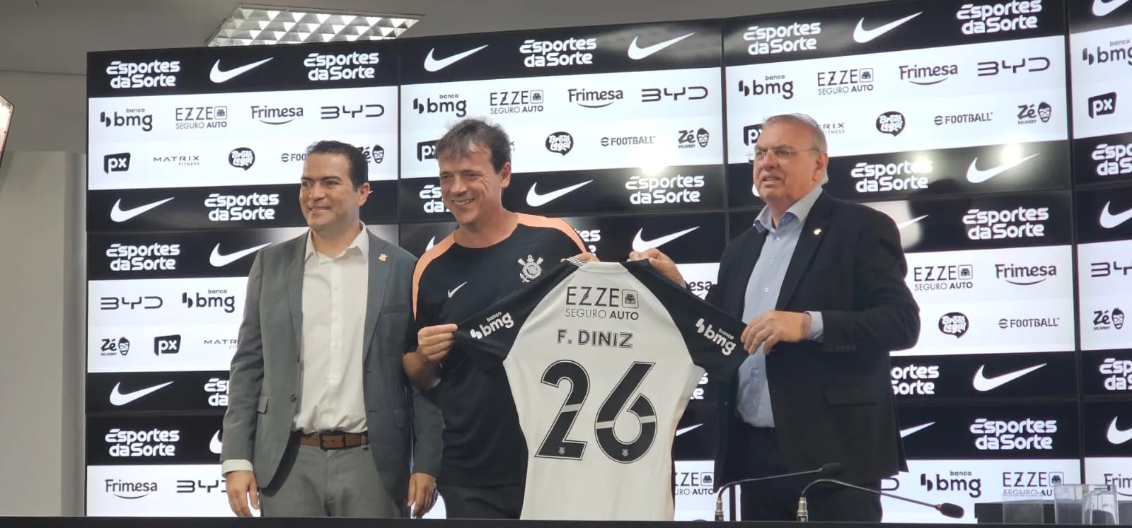 Fernando Diniz, novo técnico do Corinthians, em sua apresentação no CT.