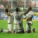 Comemoração de gol da Ferroviária na Série A2, jogadores abraçados