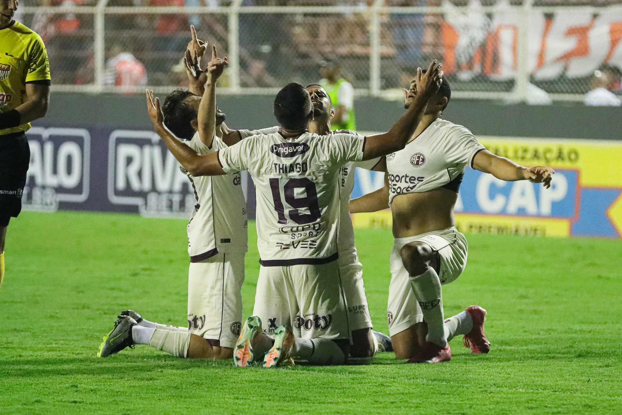 Comemoração de gol da Ferroviária na Série A2, jogadores abraçados