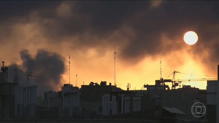 Agricultor em campo com fertilizante, representando a cadeia de produção de alimentos