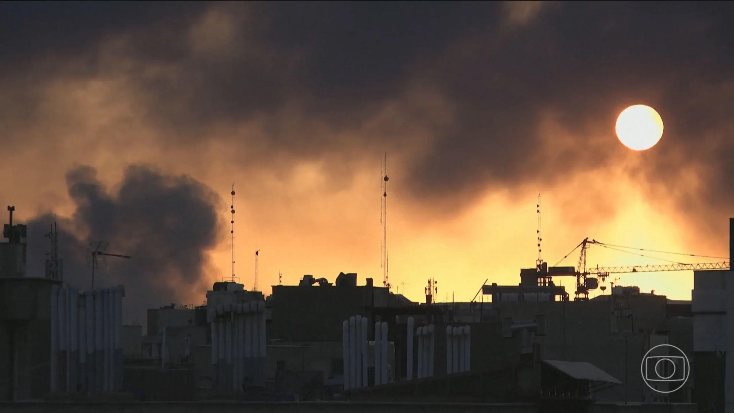 Agricultor em campo com fertilizante, representando a cadeia de produção de alimentos