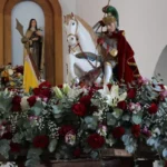 Procissão da Festa de São Jorge em Petrópolis com fiéis e bandeiras
