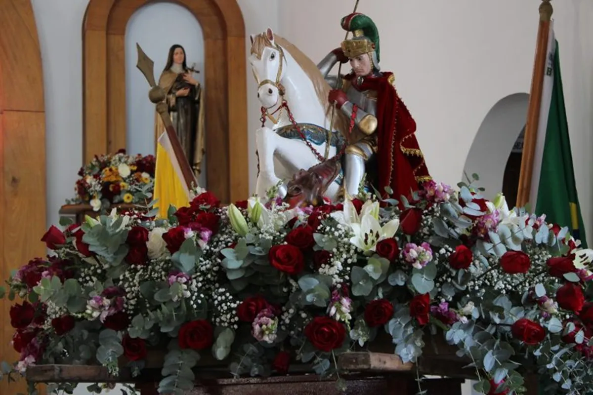 Procissão da Festa de São Jorge em Petrópolis com fiéis e bandeiras