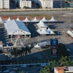 Procissão da Festa do Divino de Mogi das Cruzes com fiéis e símbolos religiosos