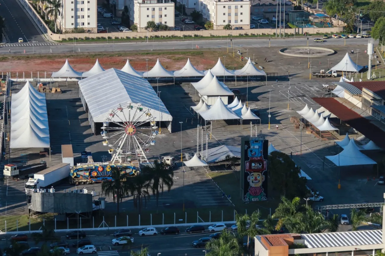 Procissão da Festa do Divino de Mogi das Cruzes com fiéis e símbolos religiosos