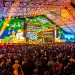 Pessoas com deficiência em área acessível na Festa Junina de Votorantim com bandeirinhas coloridas