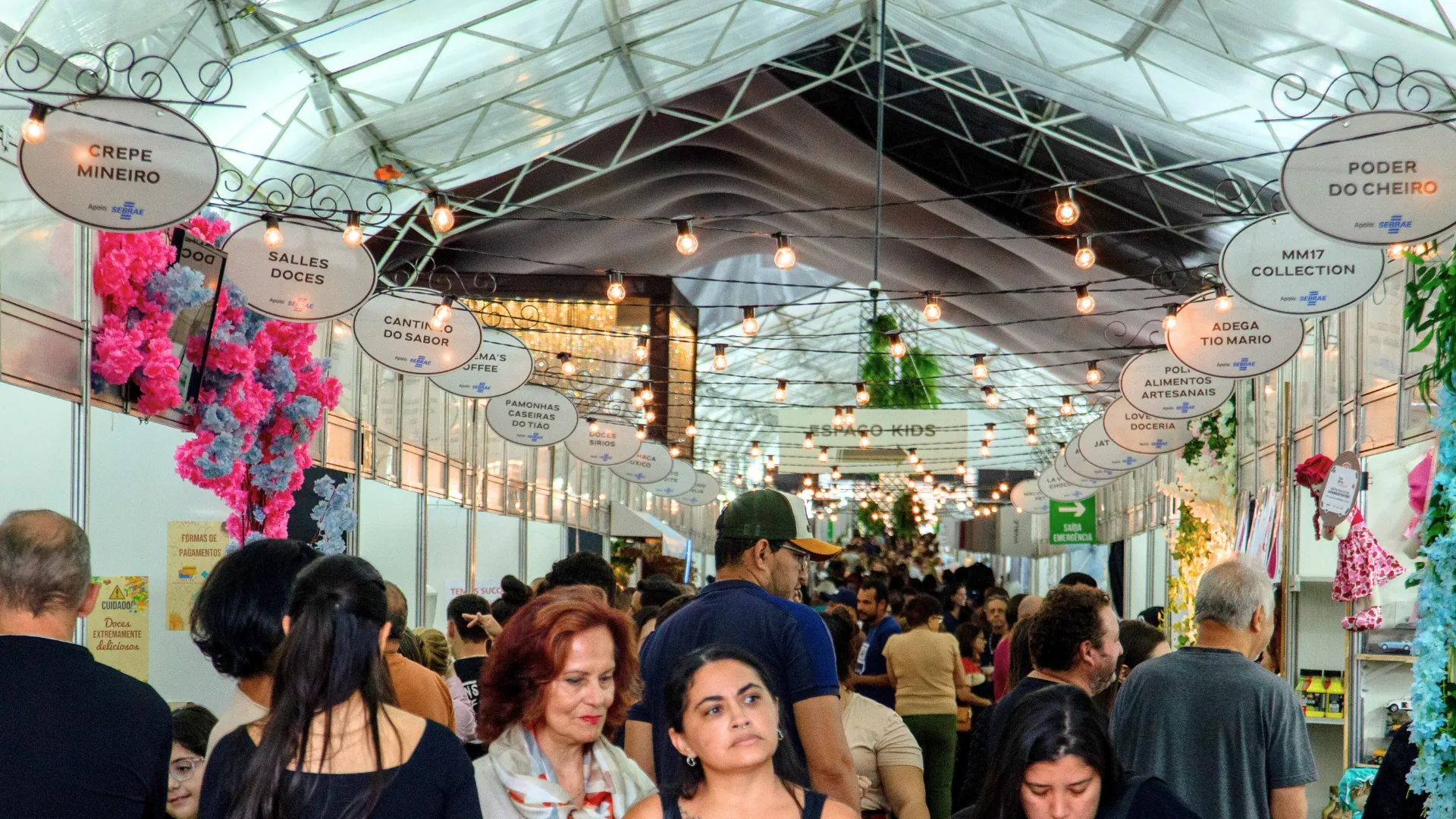 Pessoas comprando e vendendo malhas na FestMalhas em Jacutinga, Minas Gerais