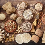 Variedade de alimentos com fibra e proteína para dieta equilibrada e saudável