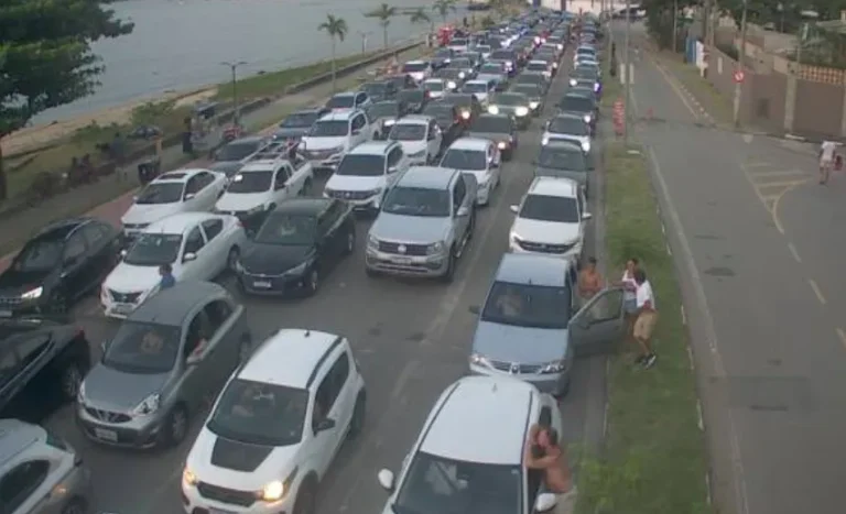 Fila de carros para balsa Ilhabela São Sebastião