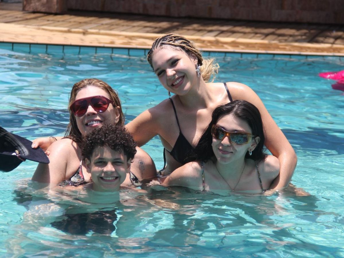 Simony abraça a filha Pyetra Benelli com sorriso de alívio