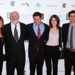 Jake Reiner segurando uma carta, rosto pensativo, expressando dor e reflexão.