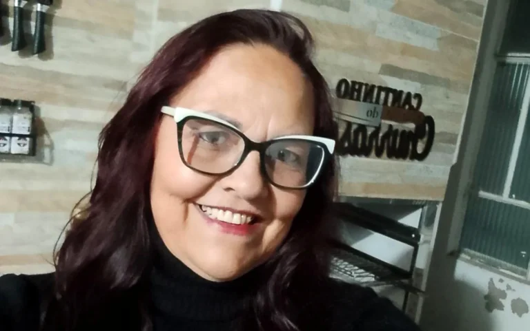 Cena de crime em Campo Belo com a Polícia Civil investigando morte de mãe