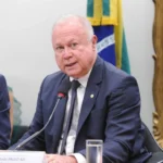 Funcionários sorrindo em escritório, jornada de trabalho flexível, fim da escala 6x1.