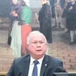 Mesa de debate na Câmara com documentos sobre redução de jornada e calendário