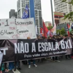 Trabalhadores felizes com a redução da carga horária e o fim da jornada 6x1