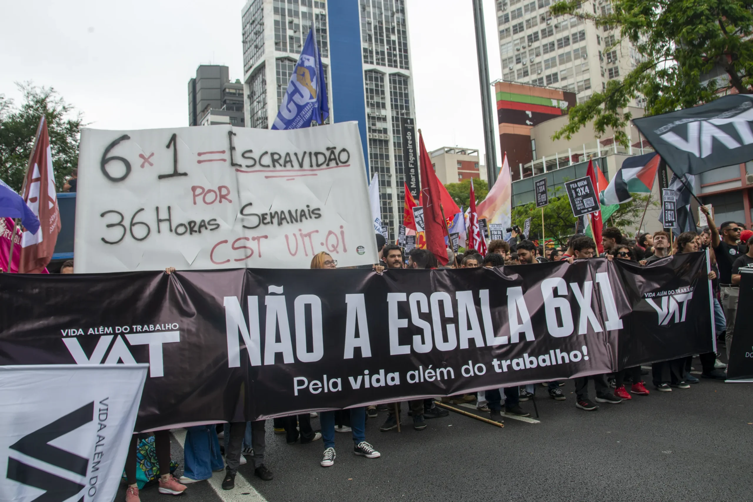 Trabalhadores felizes com a redução da carga horária e o fim da jornada 6x1