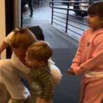 Zé Felipe abraçando Maria Alice, Maria Flor e José Leonardo em aeroporto