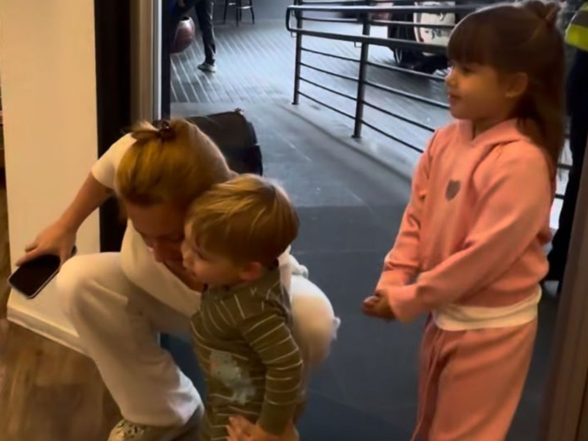 Zé Felipe abraçando Maria Alice, Maria Flor e José Leonardo em aeroporto