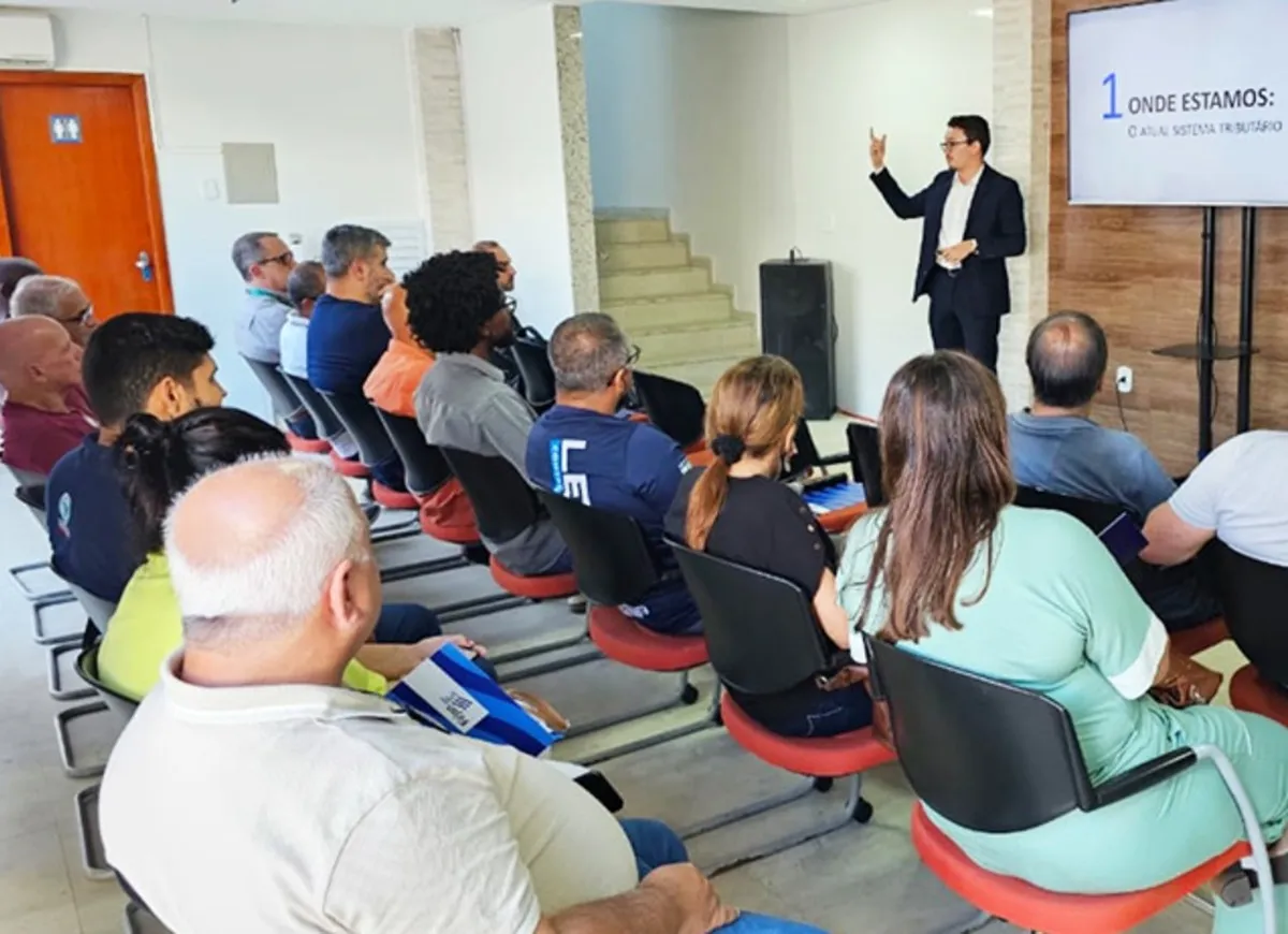 Grupo de empresários atentos em workshop da Firjan sobre Reforma Tributária