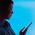 Pessoa dormindo, celular com luz azul, sono, qualidade do sono, telas à noite