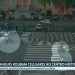 Pessoa em São Paulo com celular, alerta contra roubo