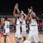 Time de basquete do Flamengo em quadra, com a bola, durante jogo decisivo da BCLA