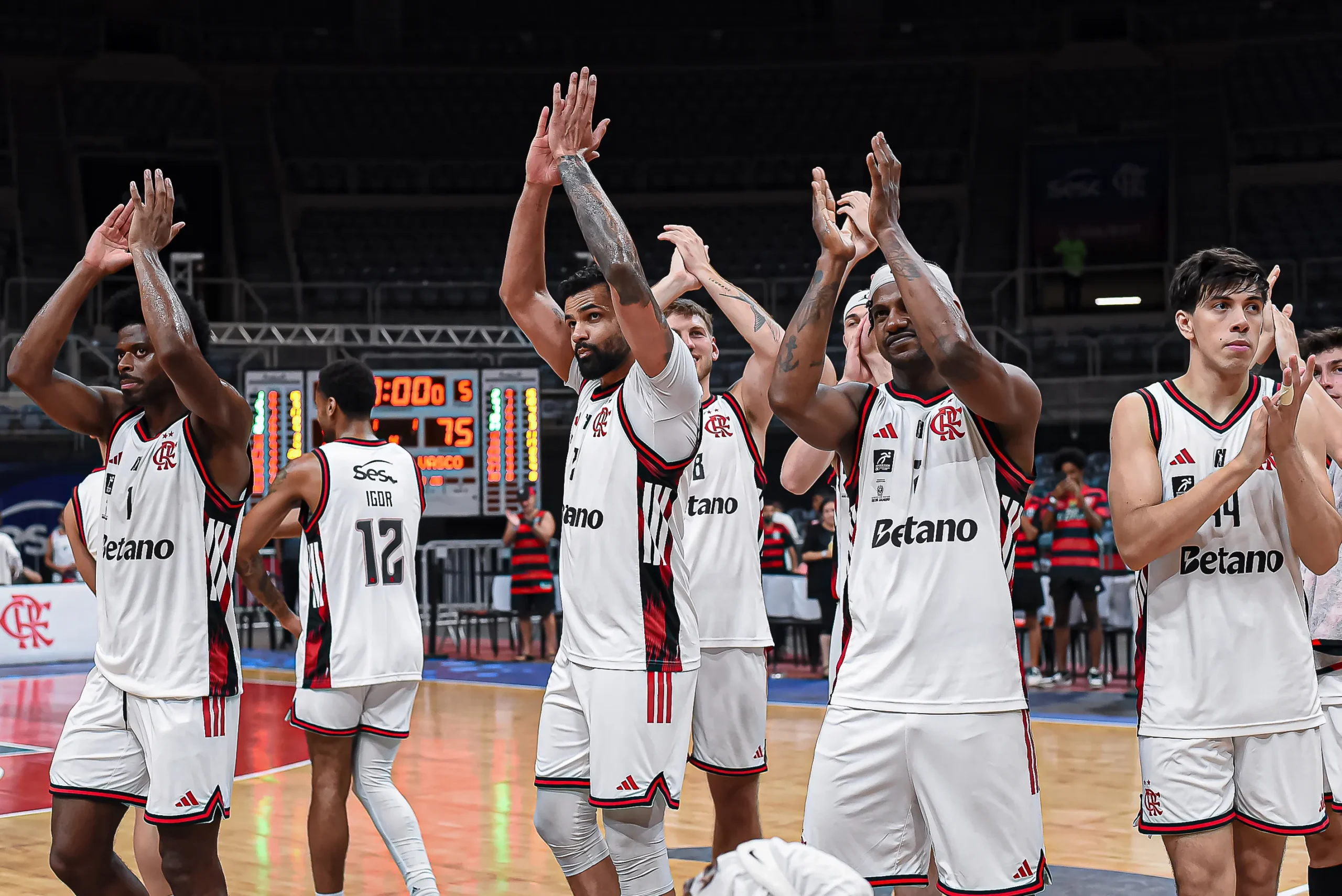Time de basquete do Flamengo em quadra, com a bola, durante jogo decisivo da BCLA