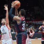Jogadores de Flamengo e Franca em confronto na Champions League das Américas