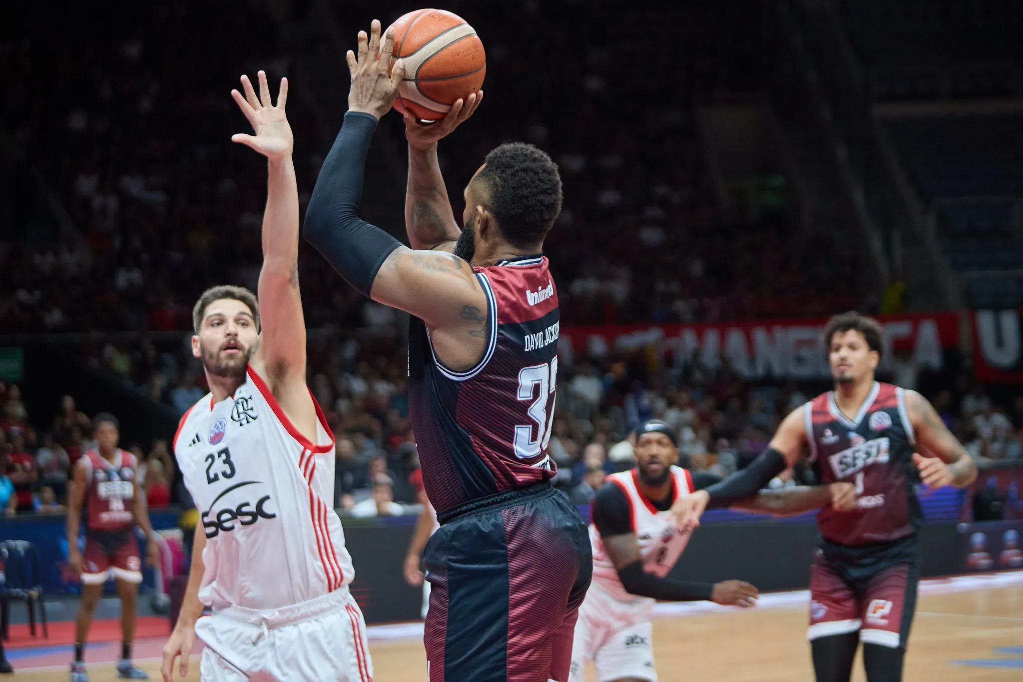 Jogadores de Flamengo e Franca em confronto na Champions League das Américas