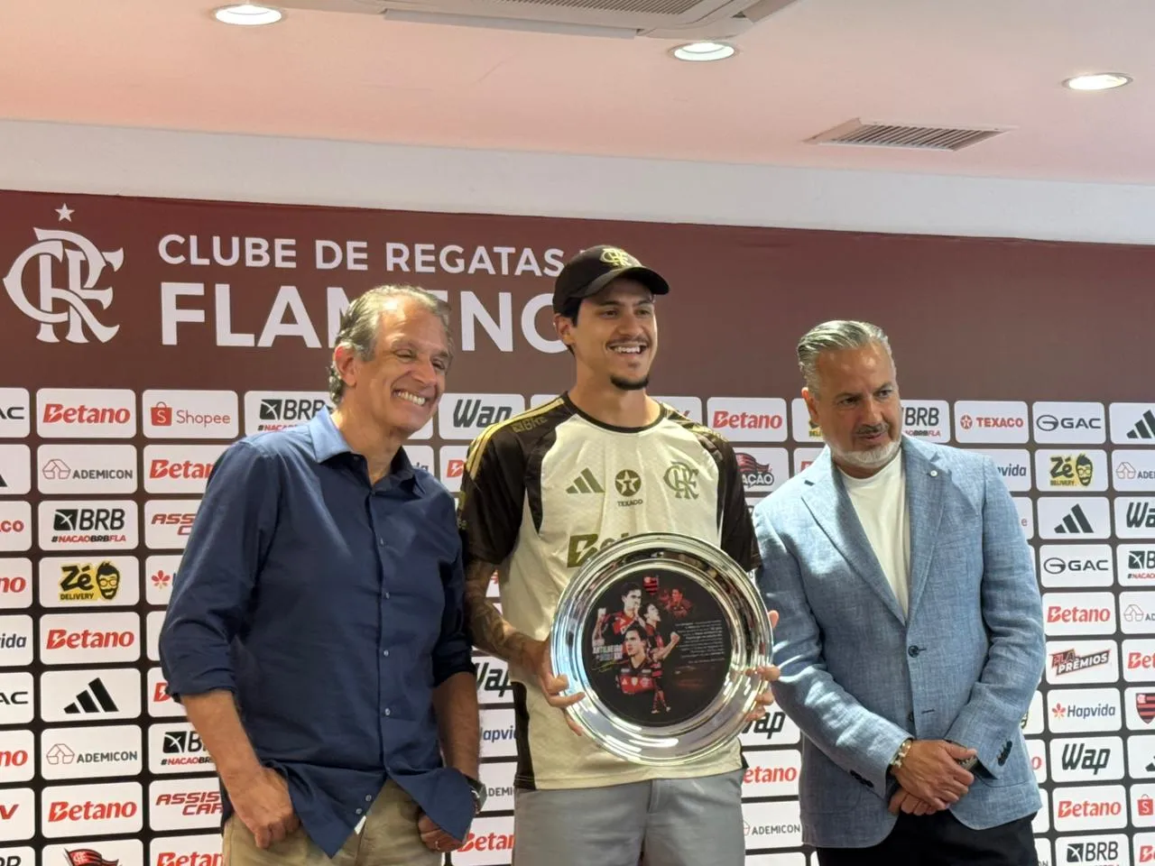 Pedro, artilheiro do Flamengo, recebe homenagem por recorde de gols no século.