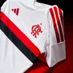 Jogador do Flamengo vestindo o novo uniforme branco para 2026.
