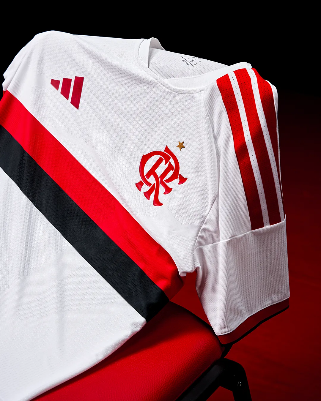 Jogador do Flamengo vestindo o novo uniforme branco para 2026.