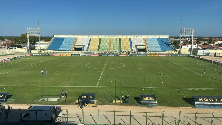 Partida de futebol entre Floresta e Santa Cruz, Série C, estádio Domingão.