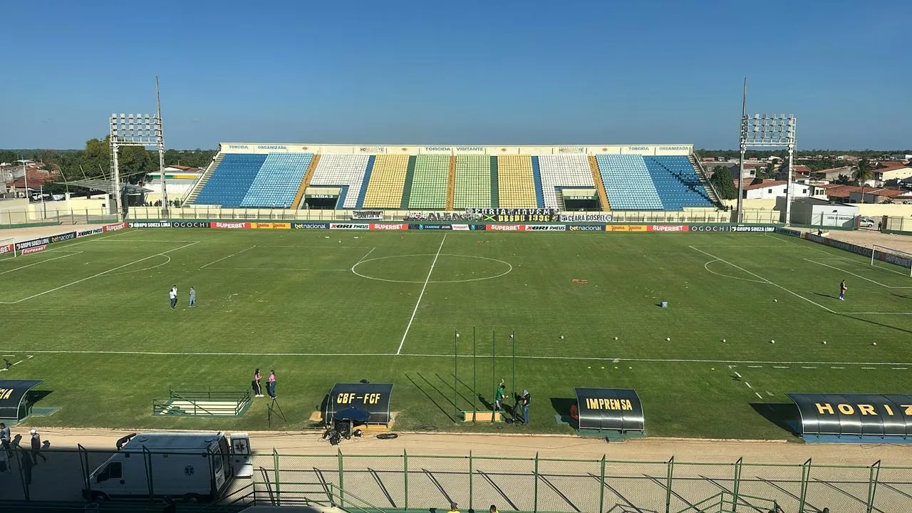Partida de futebol entre Floresta e Santa Cruz, Série C, estádio Domingão.