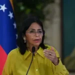 Aperto de mãos entre FMI e Venezuela, símbolo de diálogo diplomático e econômico