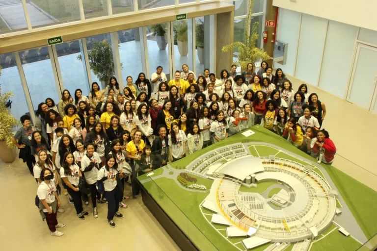 Projeto "Meninas SuperCientistas" da Unicamp: foguetes, IA e astronomia para alunas do fundamental.
